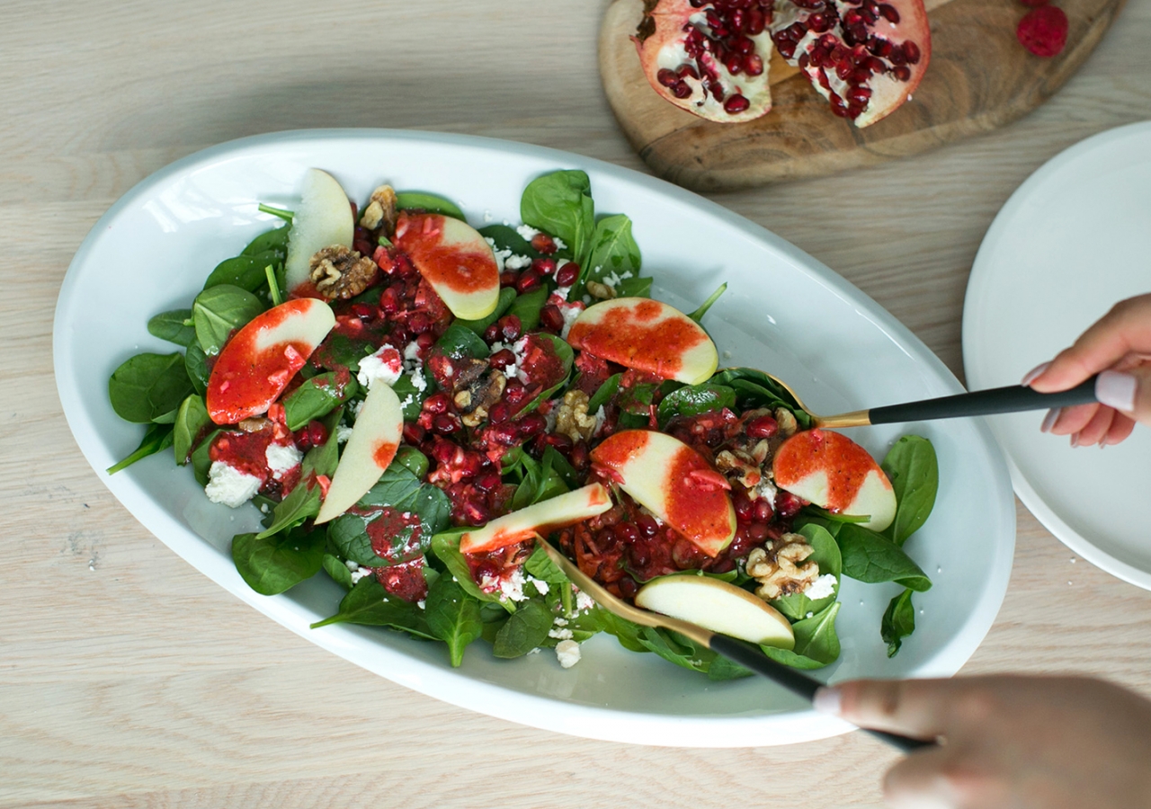 Spinach and Pomegranate Salad with Toasted Walnuts