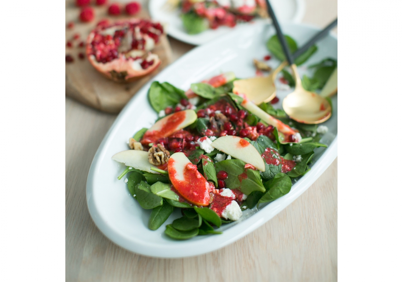 Spinach and Pomegranate Salad with Toasted Walnuts