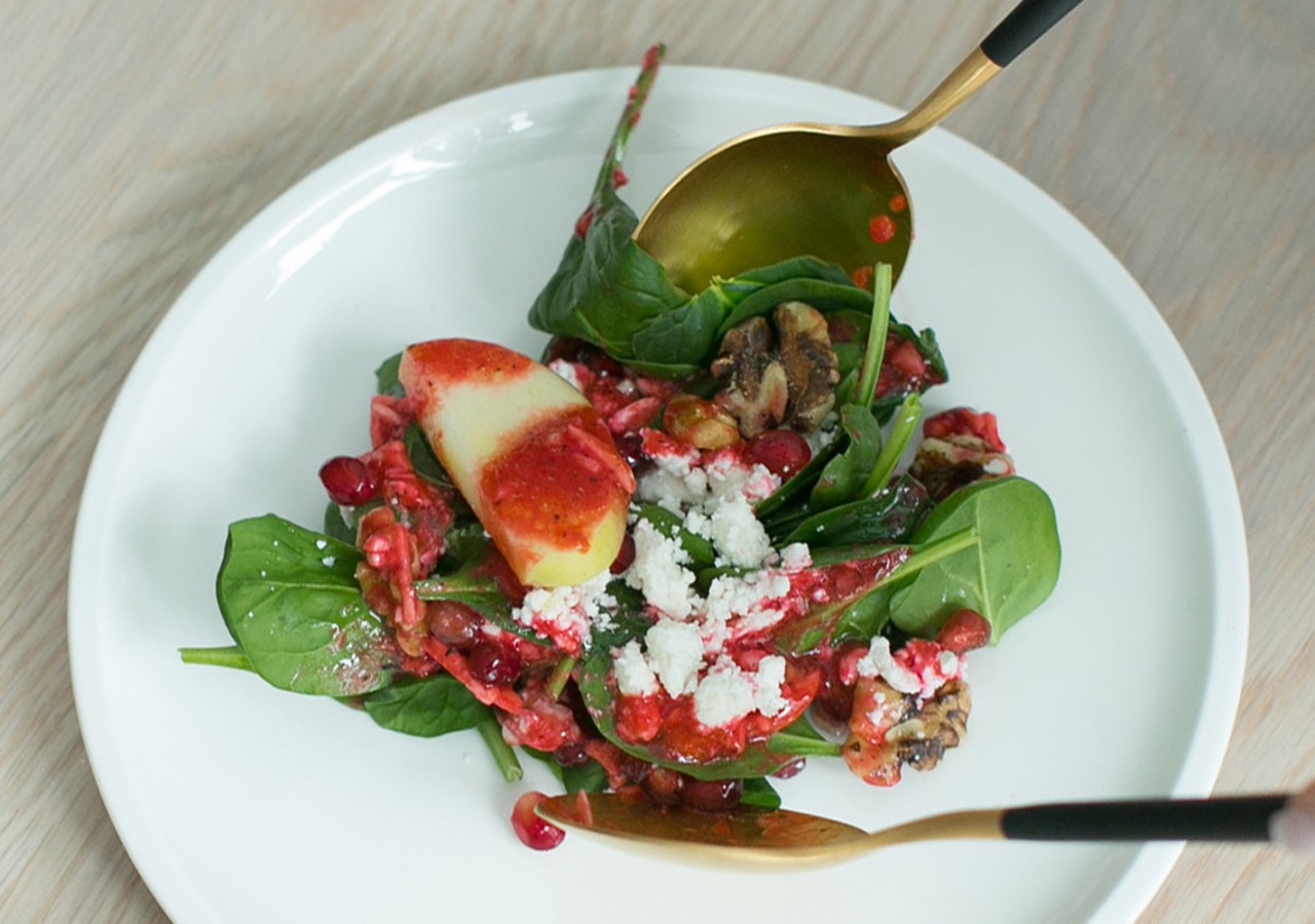 Spinach and Pomegranate Salad with Toasted Walnuts