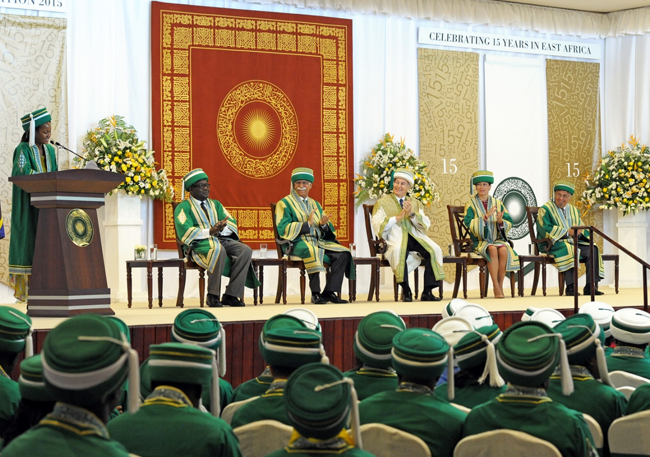 Valedictorian Tabitha Alexandria Njeri Lamuka addresses the convocation, as Mawlana Hazar Imam, Princess Zahra, President Rasul, Vice Provost Dr Kweku Bentil, and Trustee Yusuf Keshavjee applaud. AKDN / Aly Ramji