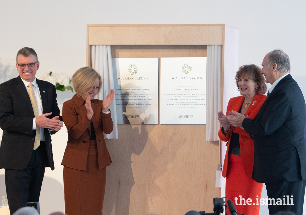 From left: University of Alberta President David Turpin, Premier of Alberta Rachel Notley, Lieutenant Governor of Alberta Lois Mitchell, and Mawlana Hazar Imam unveil the plaque inaugurating the Aga Khan Garden, Alberta.