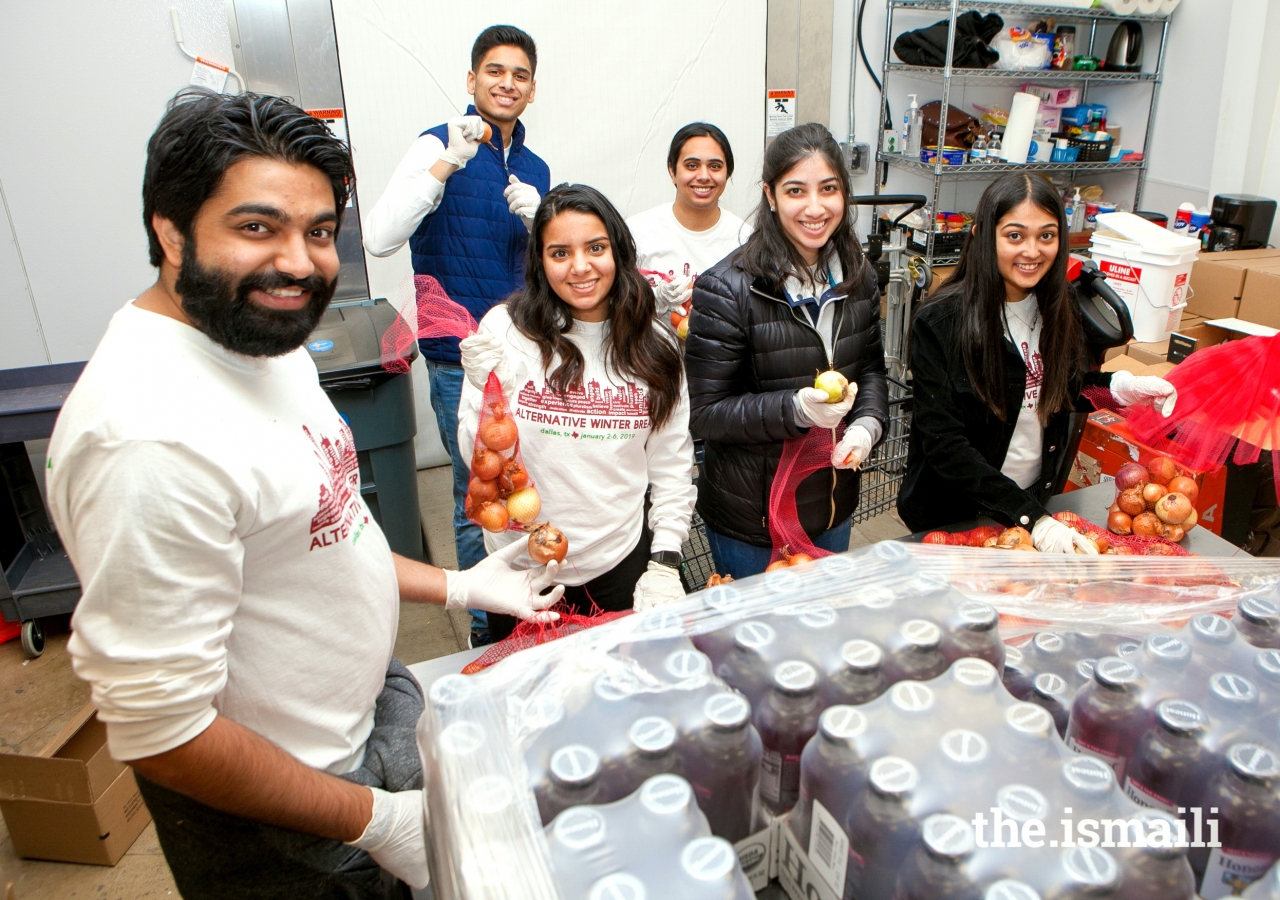 Alternative Spring Break students at Dallas' Jan Pruitt Community Pantry, helping stock food, shop with local families, and assist the pantry's operations.