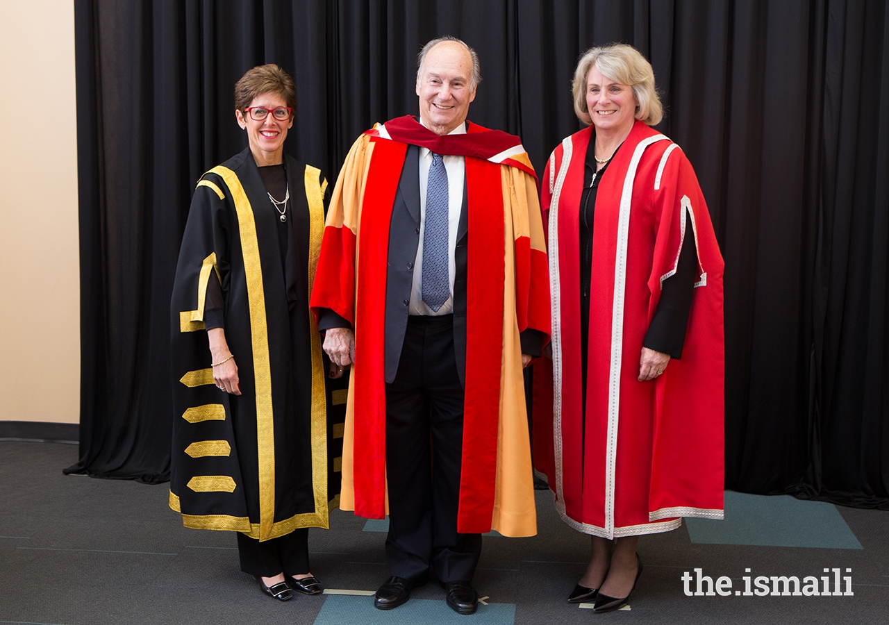 Mawlana Hazar Imam with University of Calgary Chancellor Deborah Yedlin (left) and President and Vice-Chancellor Elizabeth Cannon (right).