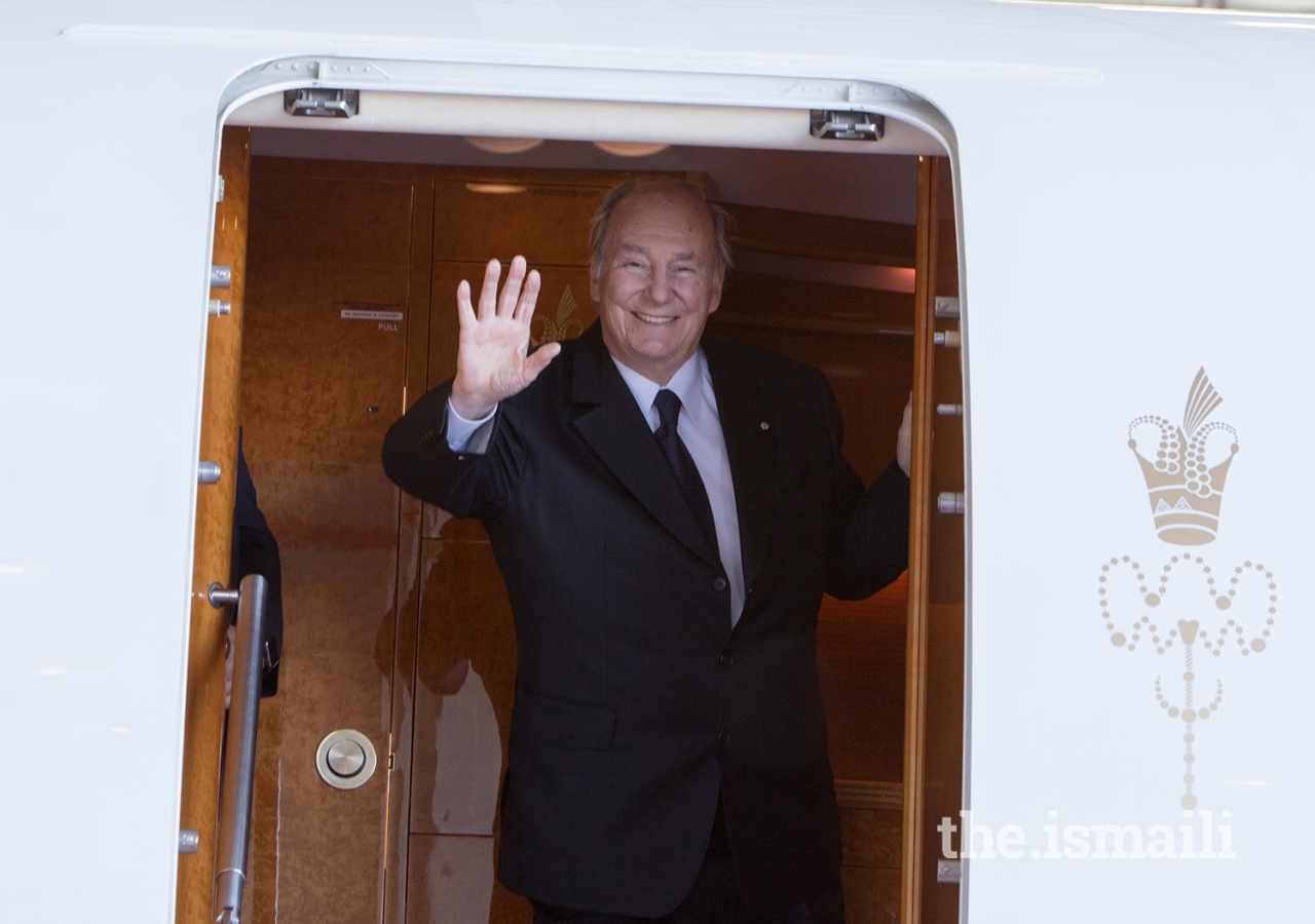 Mawlana Hazar Imam waves farewell before departing Vancouver.