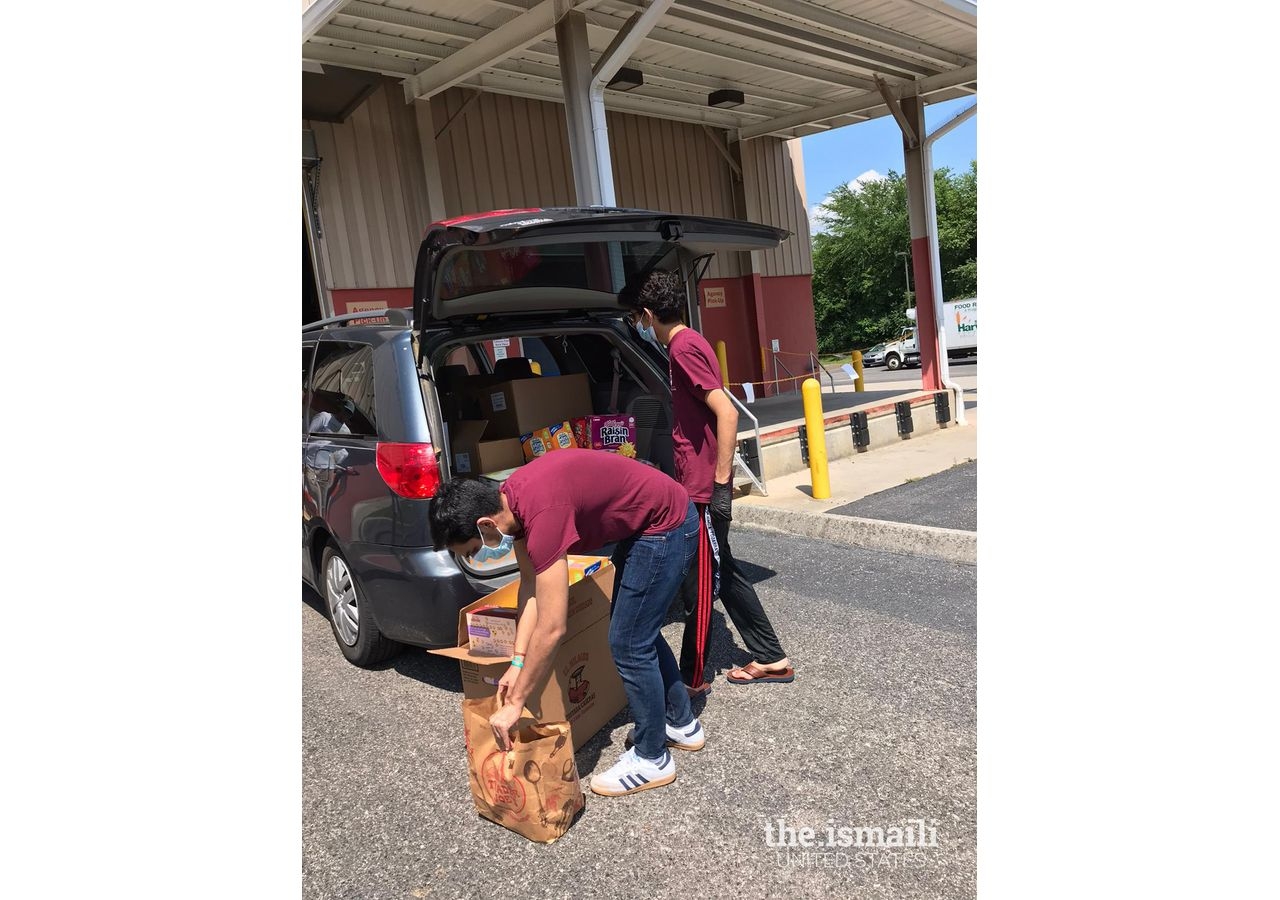 I-CERV volunteers unloading non-perishable foods from the COVID-19 Recovery Food Drive at the Second Harvest Food Bank of East Tennessee.