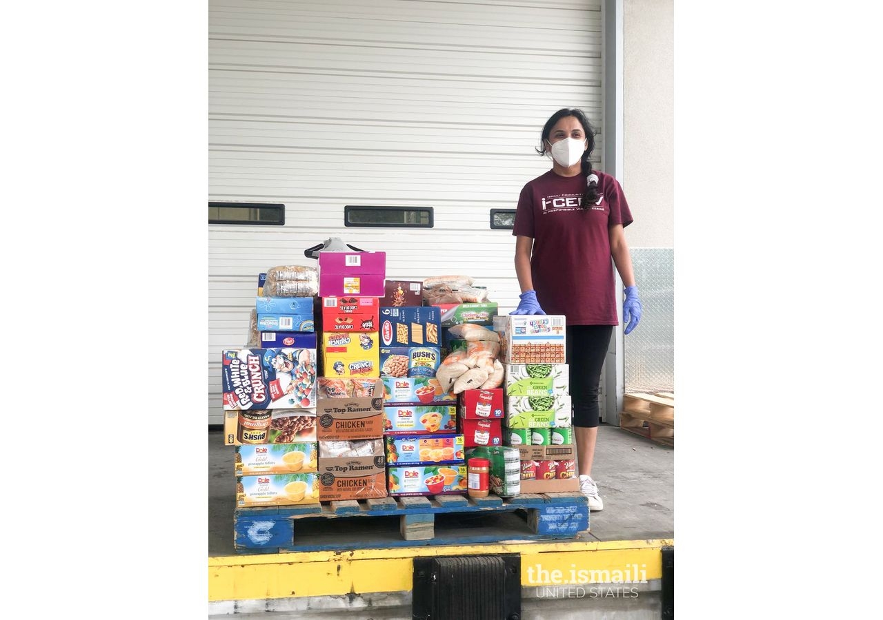 An I-CERV volunteer dropping off COVID-19 Recovery Drive food donations at the Second Harvest Food Bank of Middle Tennessee.