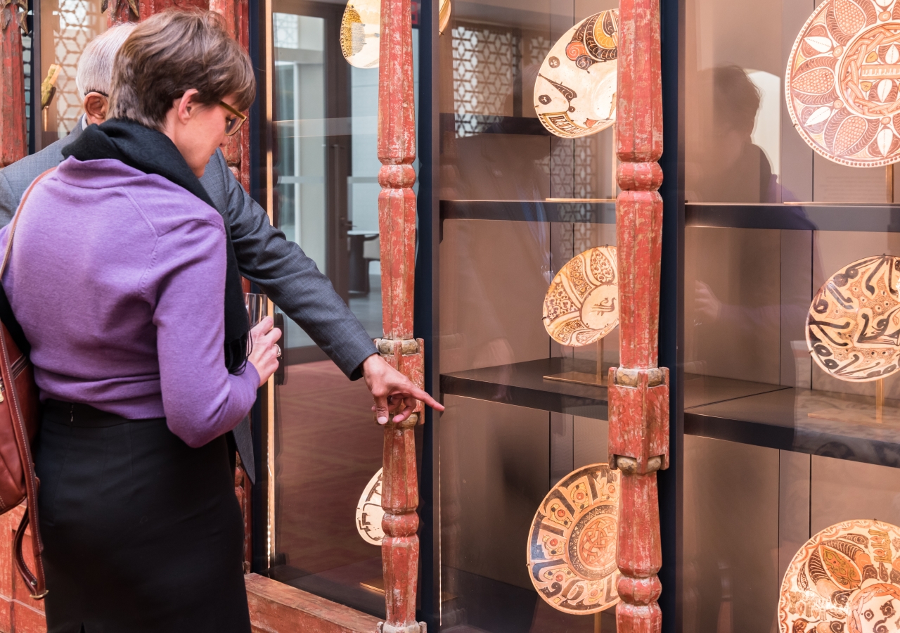 Reverend Lisa Garwin of Emory University views a ceramic plate from Prince Sadruddin’s collection.