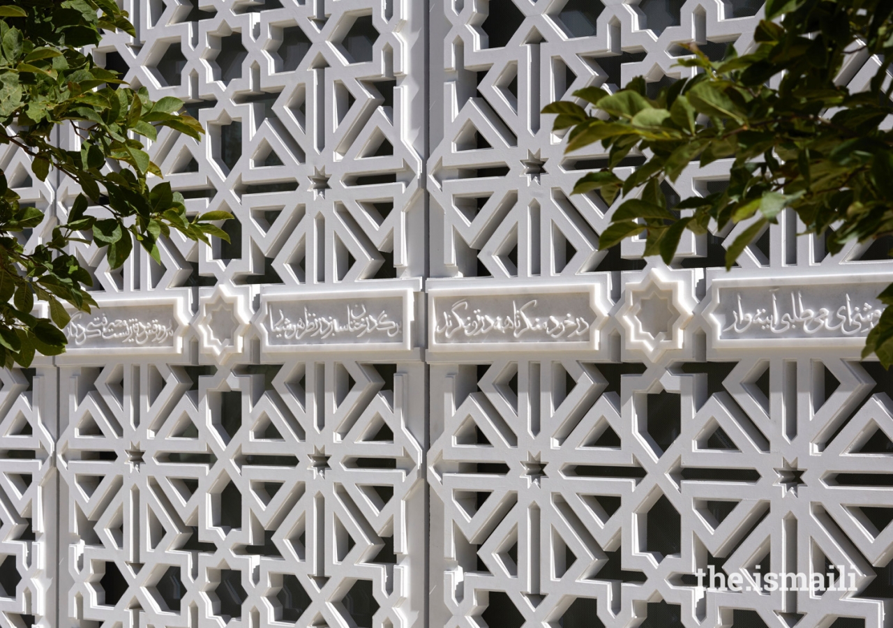 Selected verses from the Holy Qur’an and Persian poetry by Ferdowsi, Jalal al-Din Rumi, Hafez, Nasir Khusraw and Sa’di are lovingly calligraphed before being carved into marble panels around the perimeters of the Garden of Light.