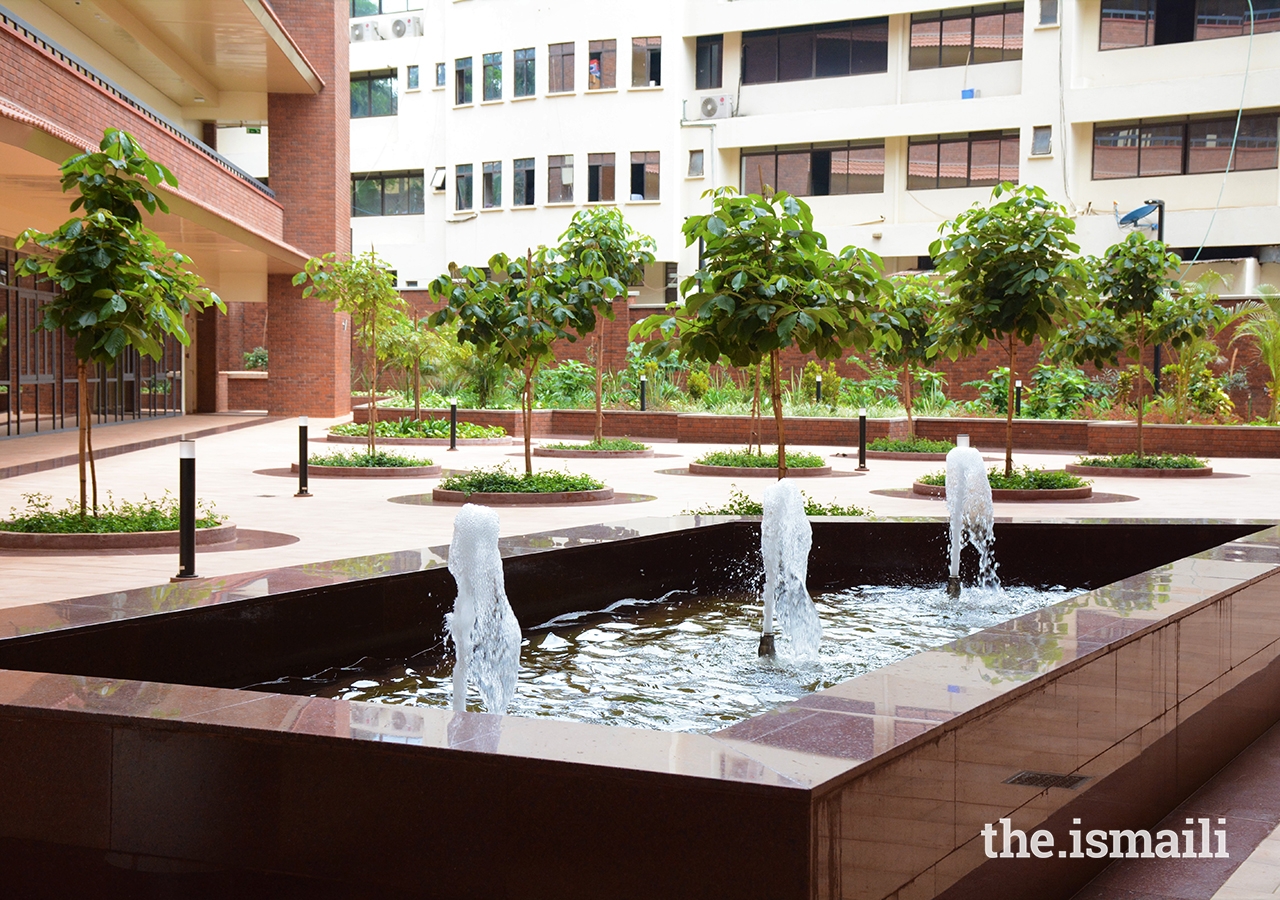 The new University Centre houses architectural features to stimulate interaction and intellectual exchange, including a large atrium, lush courtyard, outdoor amphitheatre, large terraces, exhibition hall, a café, and cantina.