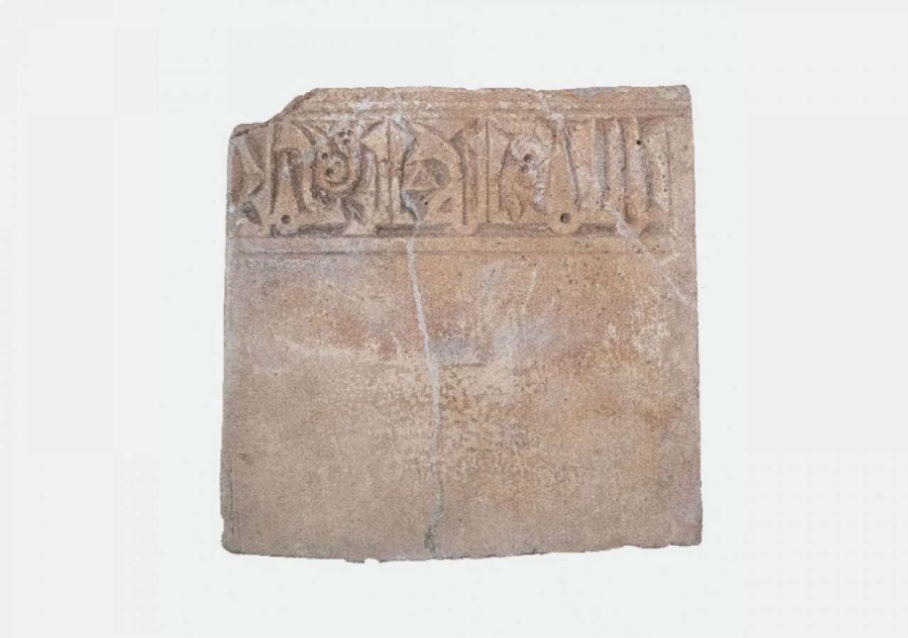 Secção de um painel Provavelmente Egipto, Século X Pedra Calcária   A. 48.5cm; L.; 47cm, Profundidade 3-5 cm Coleção privada, Europa