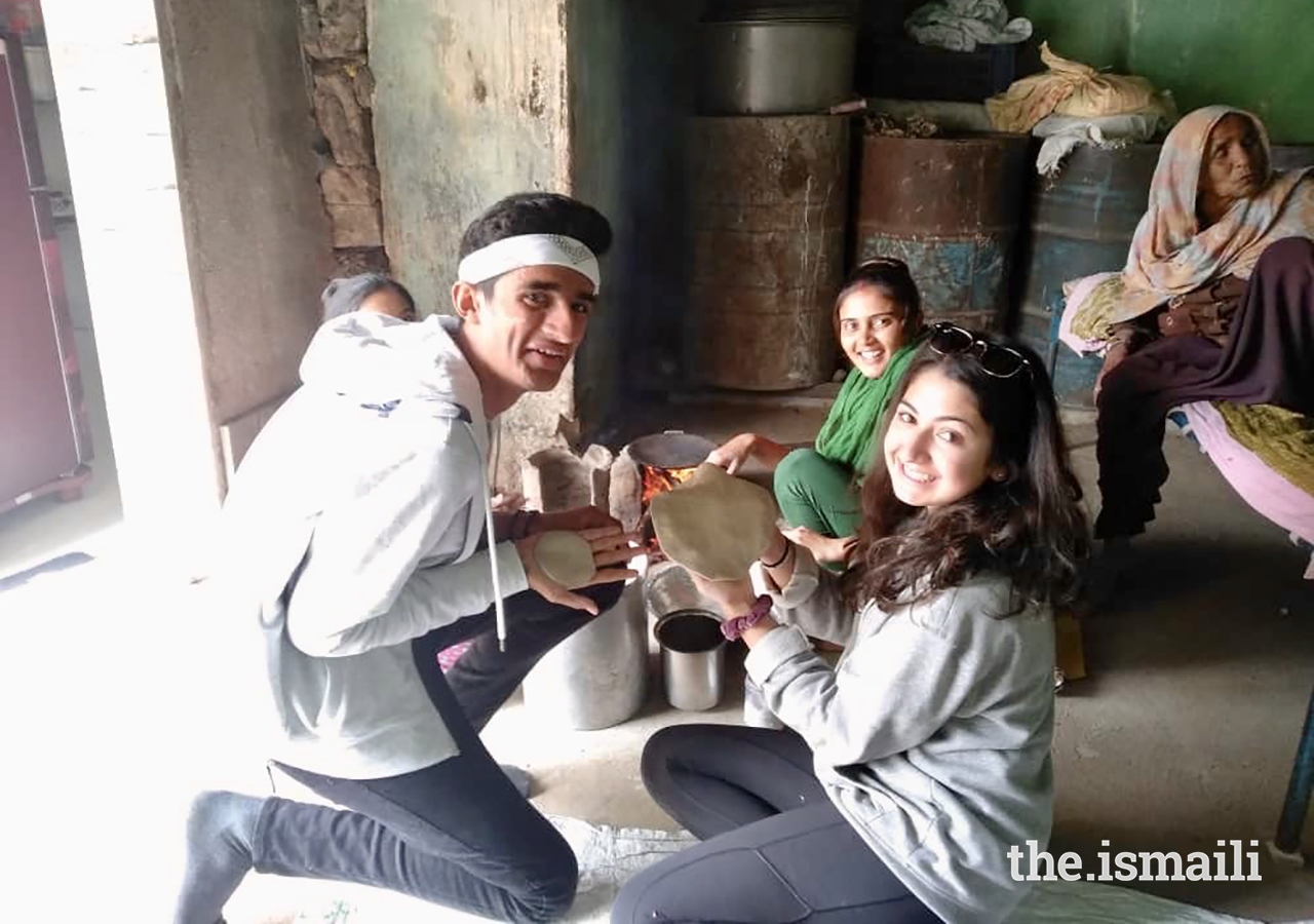 During a home visit in Kotda, GE Expedition participants learn how to make roti, a traditional Indian bread.