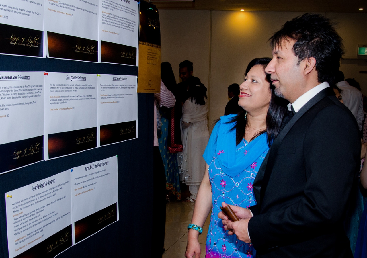 Members of the Melbourne Jamat read about opportunities to volunteer when the RAYS OF LIGHT exhibition arrives in their city next month. Ismaili Council for ANZ