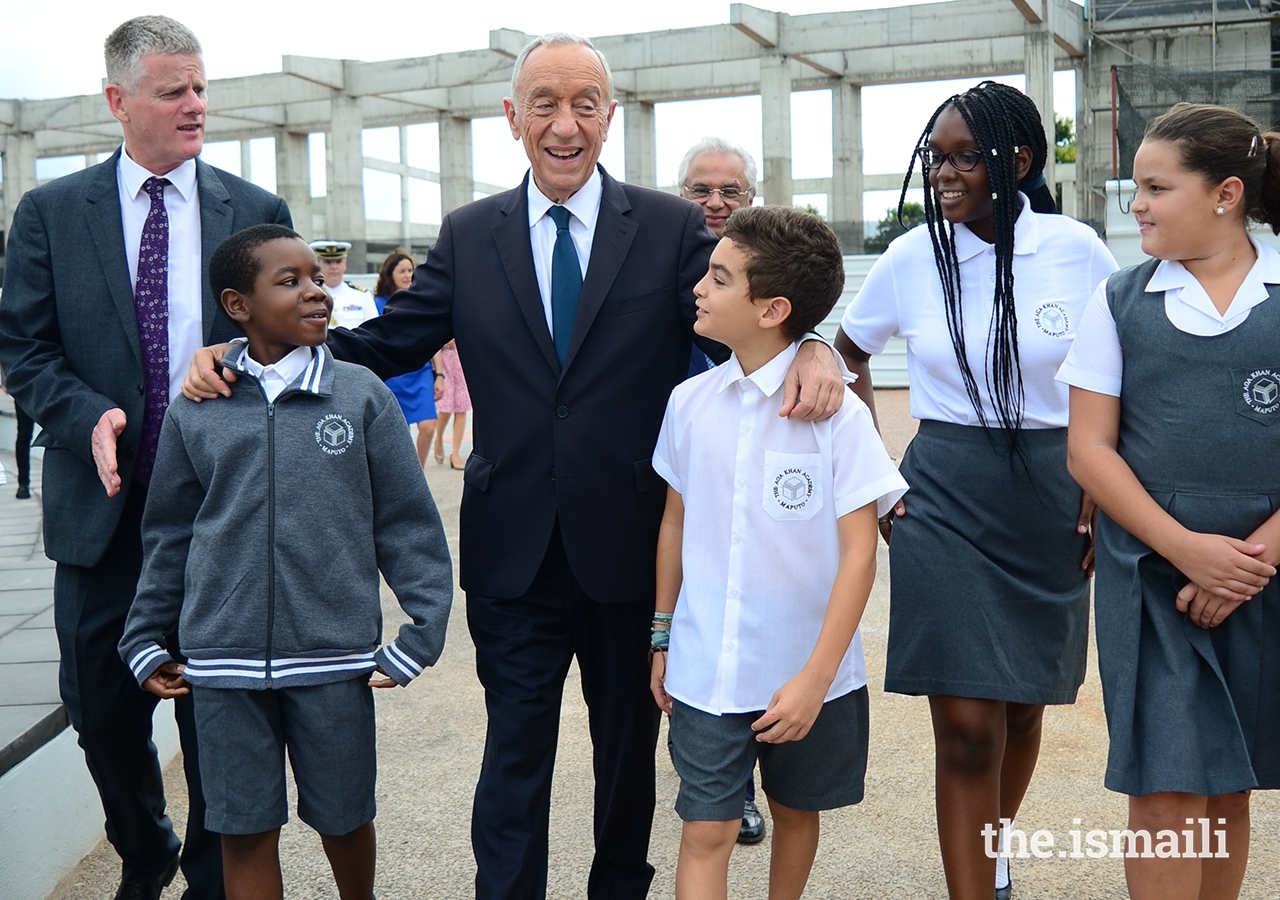 President Marcelo Rebelo de Sousa shares a light moment with students of the Aga Khan Academy, Maputo.