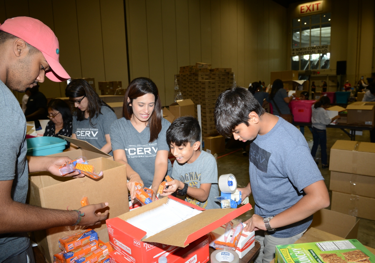 Younger members of the Jamat assisting in the HOPE for Puerto Rico event at the Orlando Convention Center.