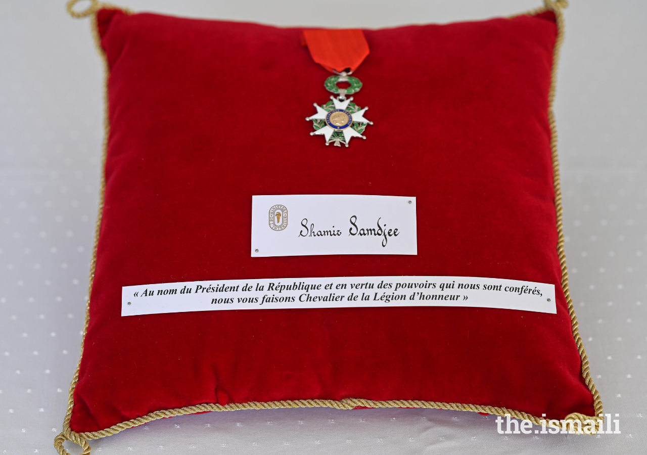 Les insignes de Chevalier de l’ordre national de la Légion d’honneur remis à Président Shamir Samdjee.