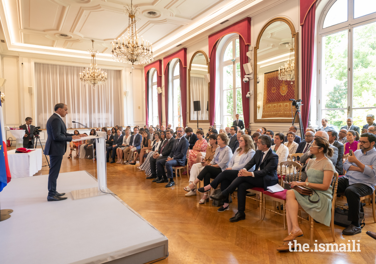 La cérémonie s’est déroulée en présence de représentants du gouvernement, de diplomates et de dirigeants du Jamat de France.