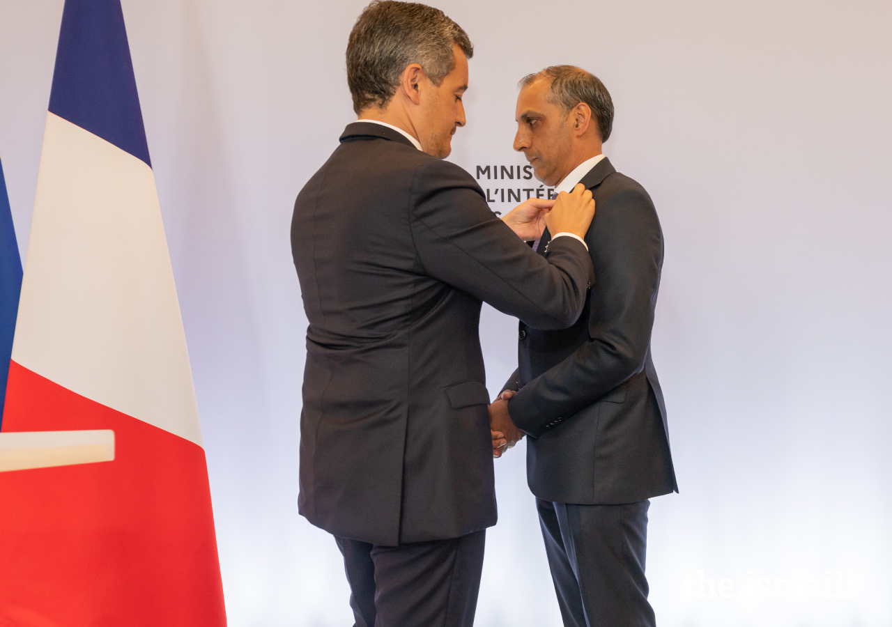 Gérald Darmanin remet la Légion d’honneur à Président Shamir Samdjee.