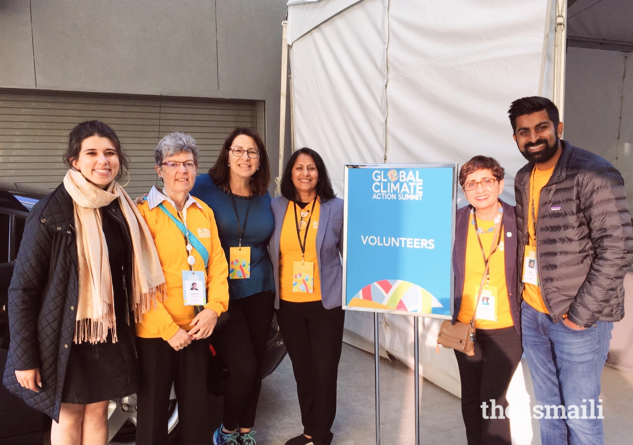 Nikka Tahan (Volunteer Coordinator for Office of Governor Jerry Brown) and Karen Baker (Volunteer Coordinator for Office of Governor Jerry Brown) with GCAS Volunteers (in yellow jackets).