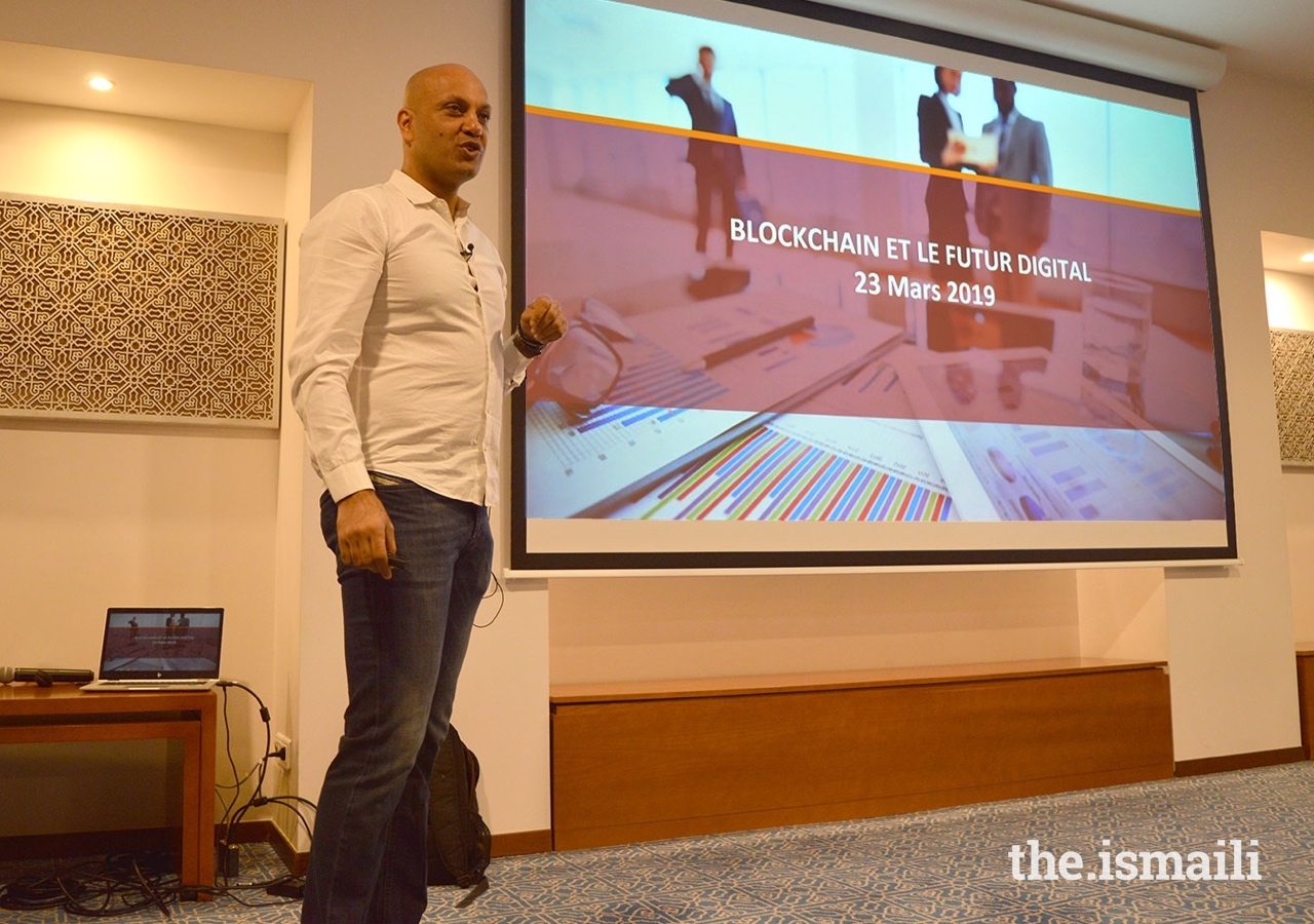 Digital Innovation expert Aiaze Mitha explains Blockchain technology to the Jamat in Paris.