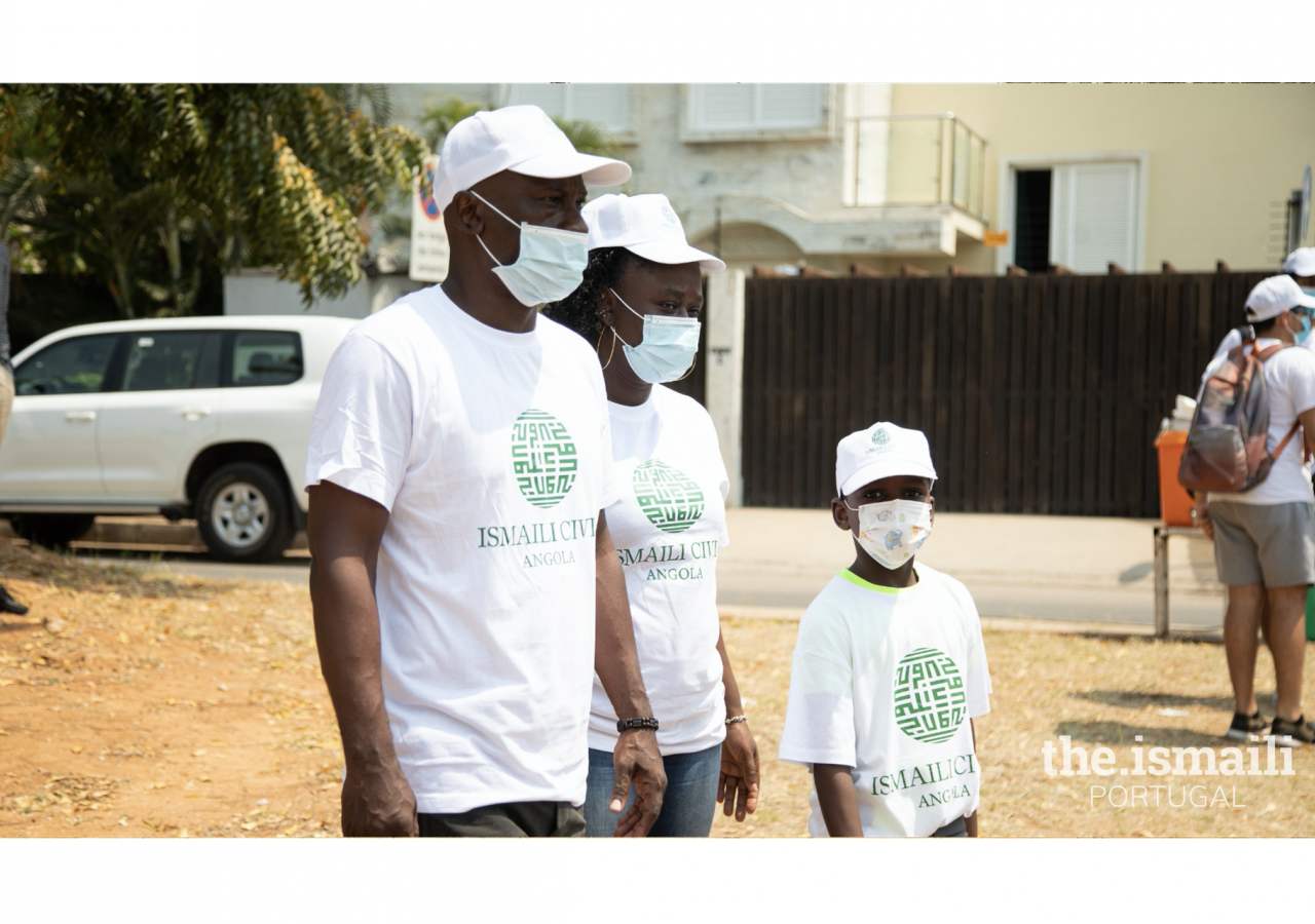 Cidadãos locais de Angola a contribuirem para a iniciativa do Global Ismaili CIVIC Day, em conjunto com a comunidade Ismaili.