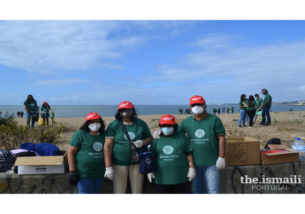 Voluntários de terceira idade do Jamat português a participarem no Global ismaili CIVIC Day em Lisboa, Portugal.