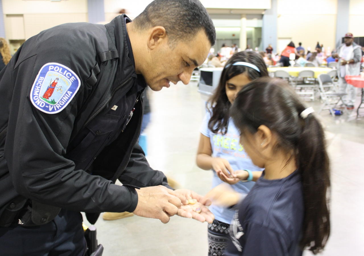 Young I-CERV Volunteers distributed Gratitude Stones to policemen, appreciating their year-round commitment to safeguarding the community.