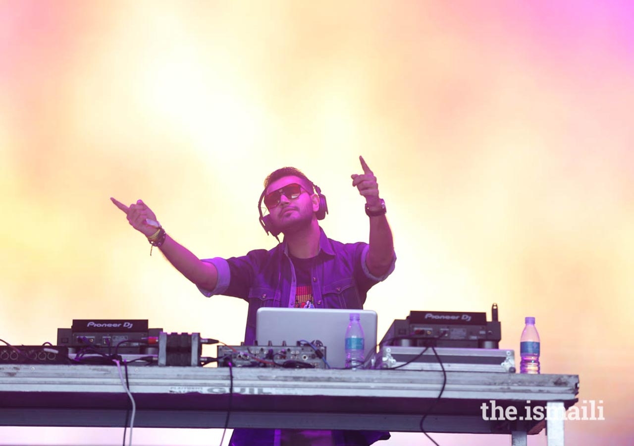 International DJ Feddy Fap plays to the crowd at Pátio Mela.