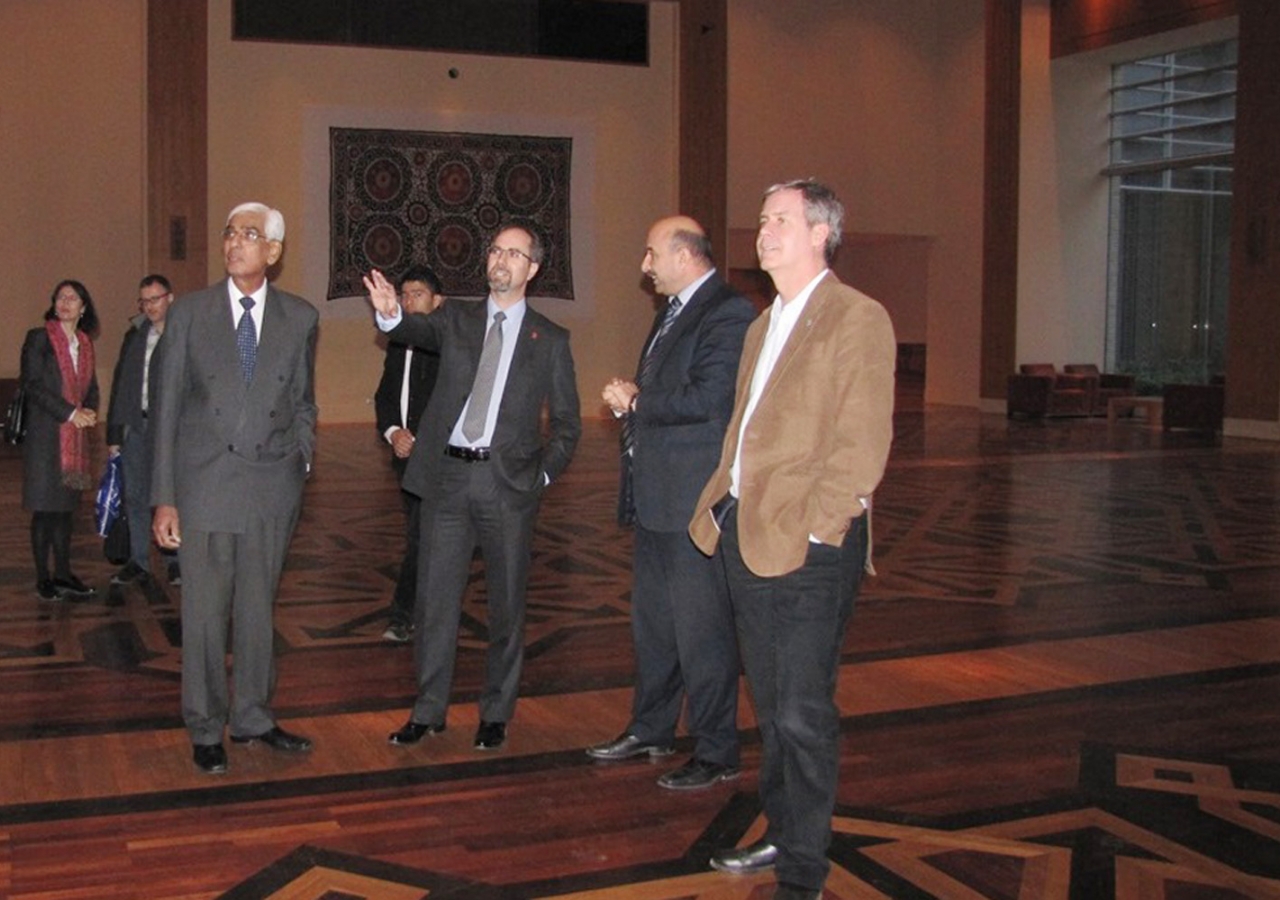 During their tour, the Canadian and Australian ambassadors learnt about the architectural, cultural and religious aspects of the Dushanbe Ismaili Centre. AKDN / Modavlat Gulomkodirova