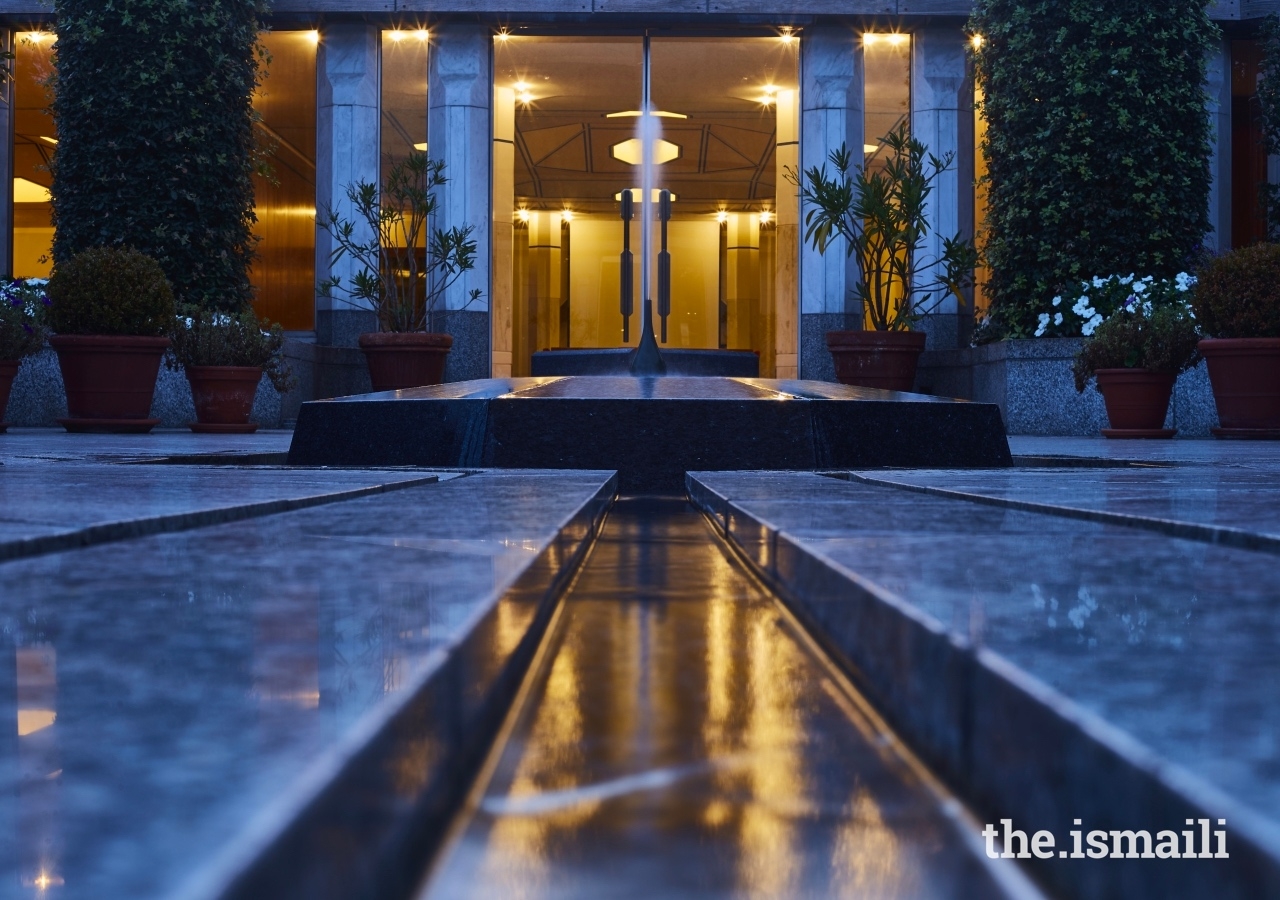 Roof garden at the Ismaili Centre, London. Courtyards, gardens, and fountains promote a sense of peace, and mirror the beauty of the natural world’s open spaces, greenery, and flowing water.