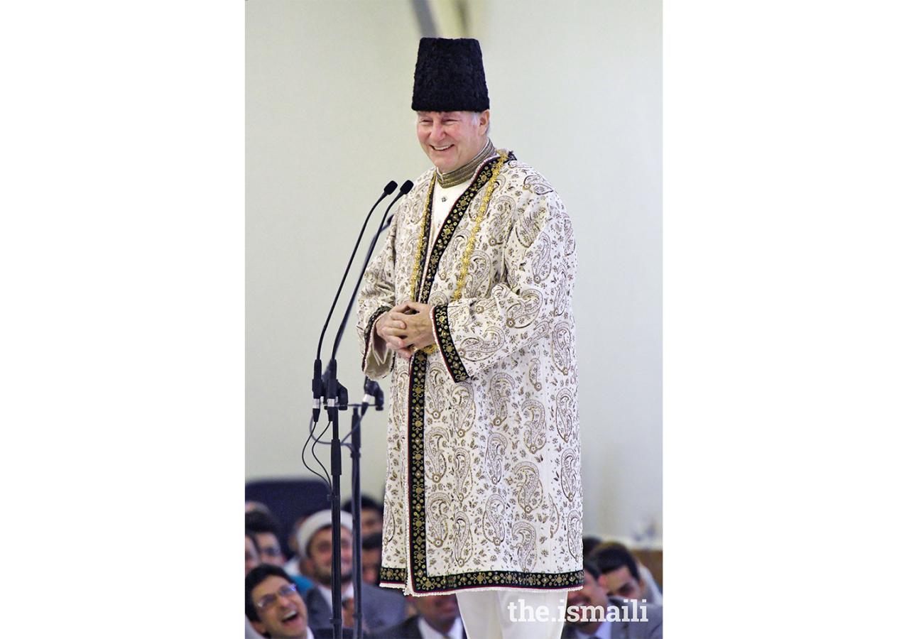 Mawlana Hazar Imam shares a light moment with the Ugandan Jamat at the Diamond Jubilee Darbar.