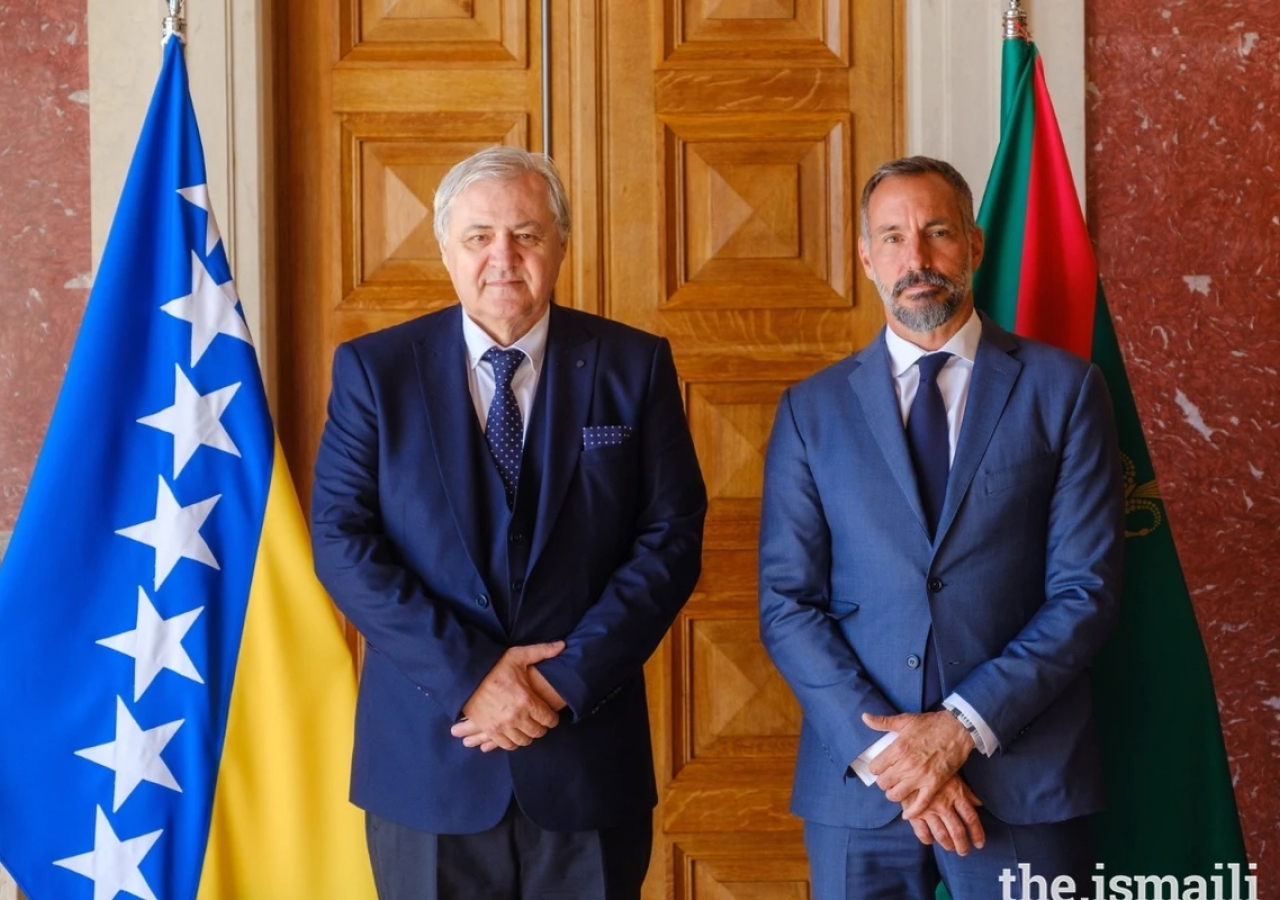 El príncipe Rahim y Safet Orucevic, director del Centro para la Paz y la Cooperación Multiétnica de Móstar.