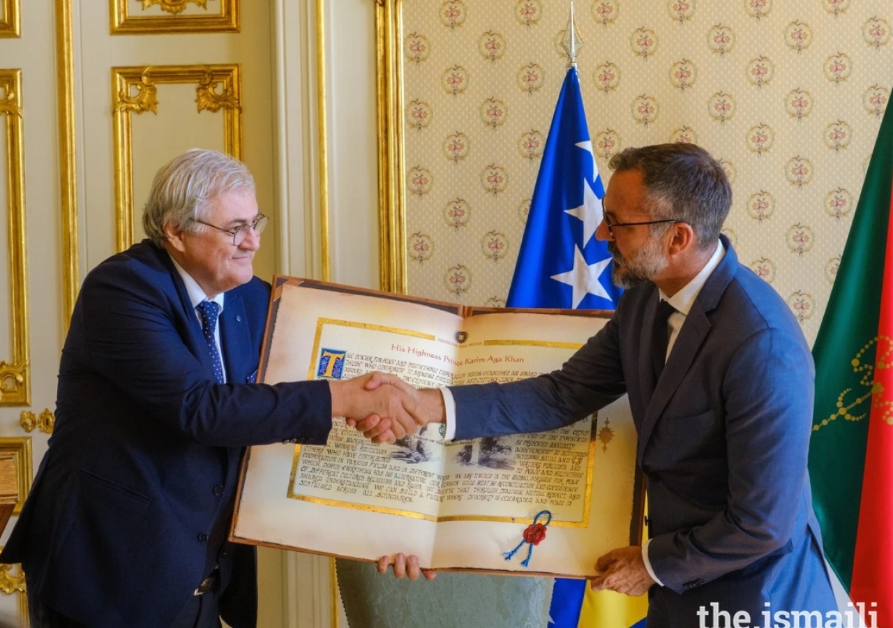 El príncipe Rahim acepta el premio Conexión con la Paz en representación de Mawlana Hazir Imam.