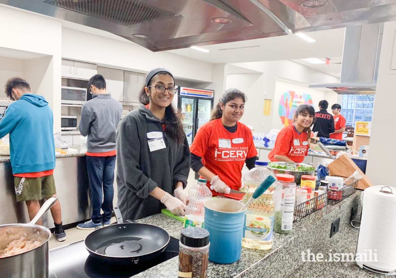 I-CERV volunteers preparing sandwiches for residents of Ronals McDonald House.