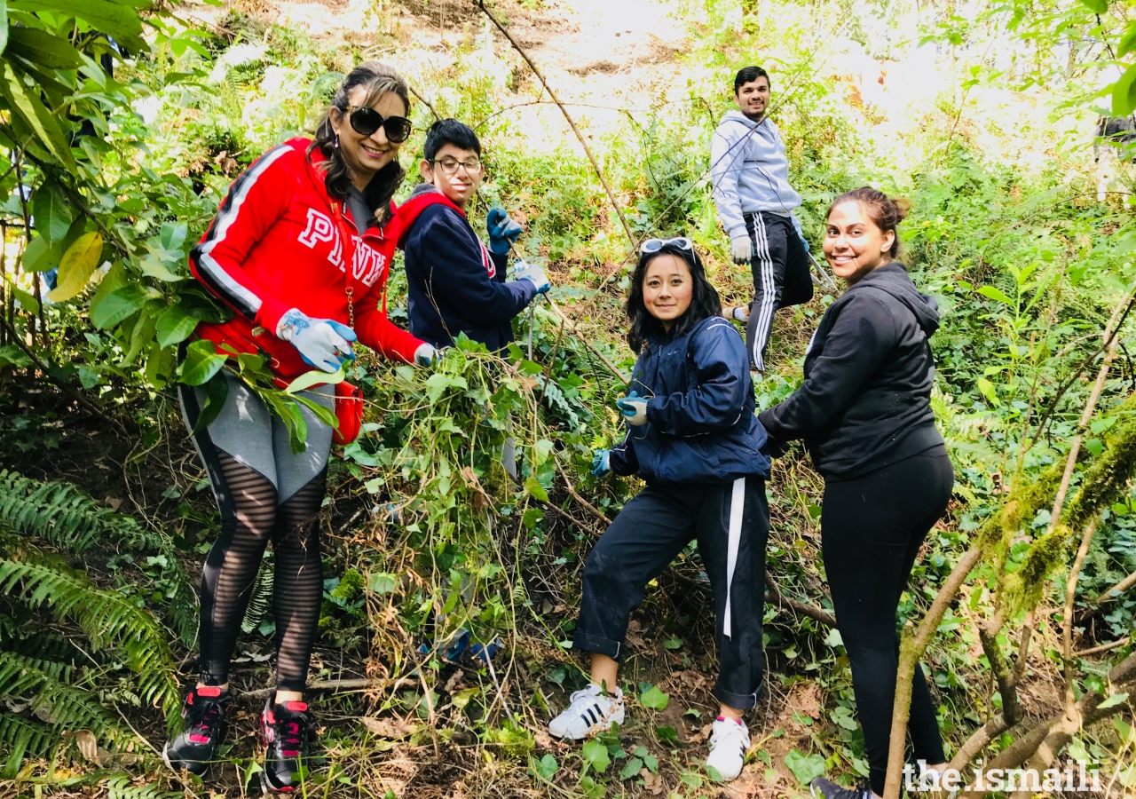 I-CERV volunteers removing dead brush at Terwilliger State Park, Portland, Oregon.