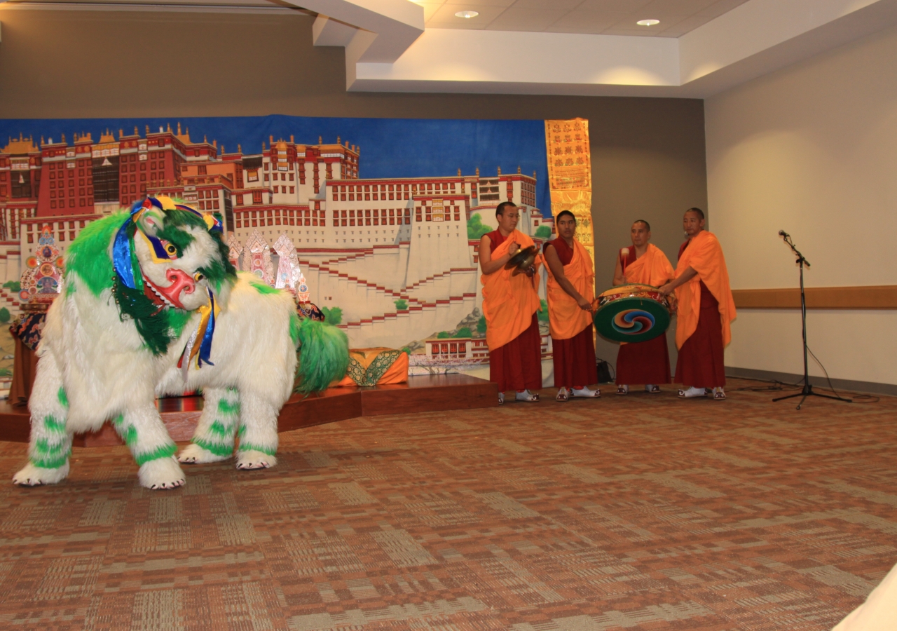 As part of the Snow Lion Dance, the snow lion tousles the rainbow tassels attached to its ears. The dance demonstrates the spirit of “the fearless and elegant quality of the enlightened mind.”