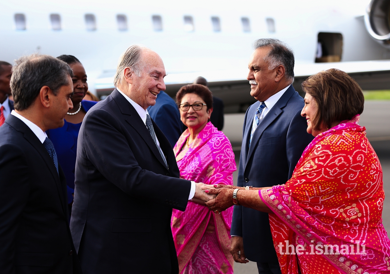 Mawlana Hazar Imam is greeted by Kamadia Saheb and Kamadiani Saheba of Darkhana Jamatkhana, Nairobi.