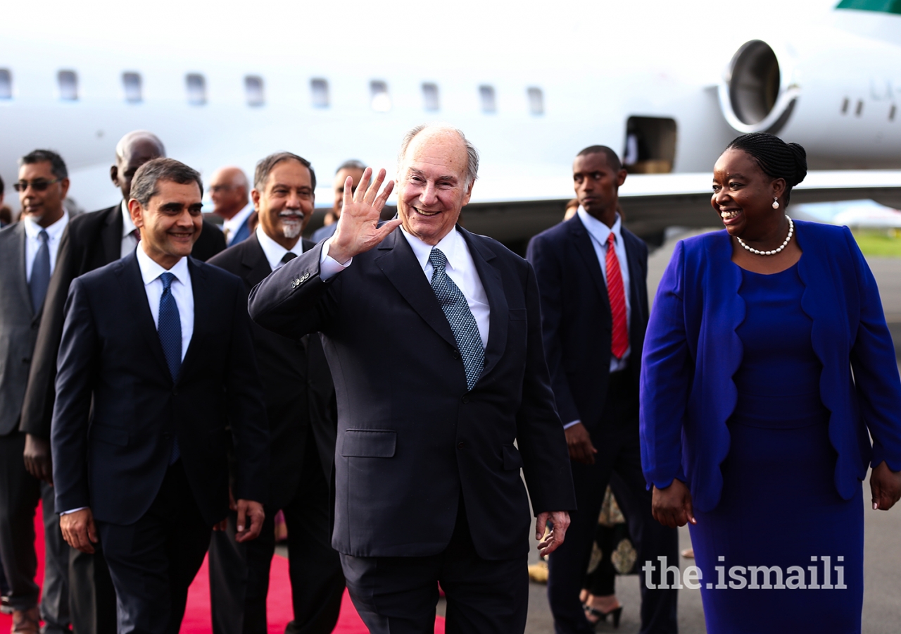 Mawlana Hazar Imam waves to leaders and members of the Jamat upon his arrival in Nairobi.