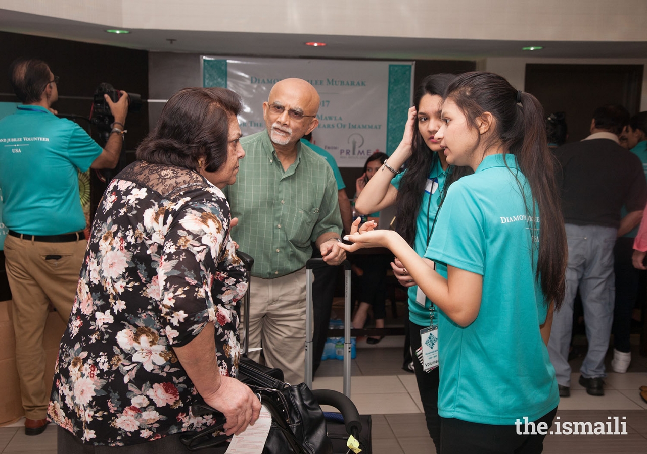 Volunteers assist Jamati members arriving in Houston.