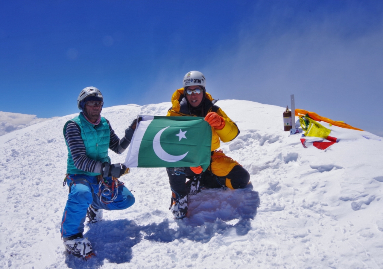 Fazal Ali displays the flag of Pakistan at the top of K2.