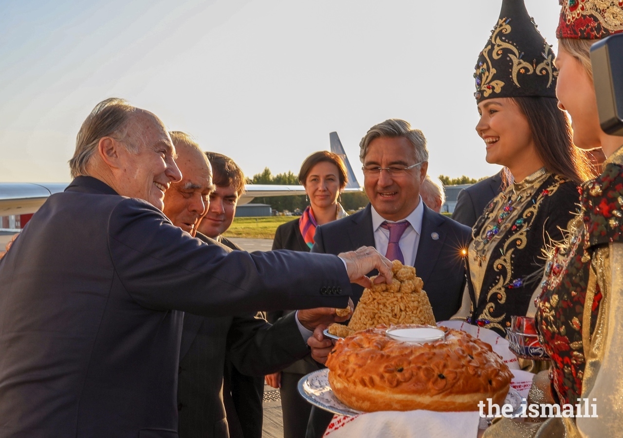 Upon his arrival into Kazan, Mawlana Hazar Imam is presented with an offering of traditional dishes from Russia and Tatarstan.