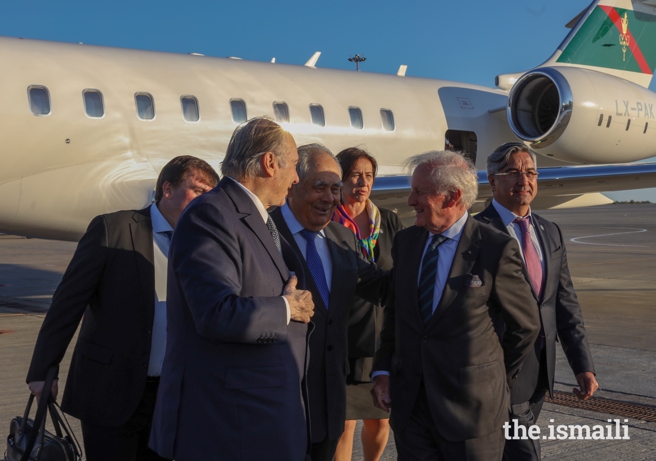 Mawlana Hazar Imam in conversation with Mintimer Shaimiev, State Counsellor of Tatarstan (centre); and Luis Monreal, General Manager of the Aga Khan Trust for Culture (right).