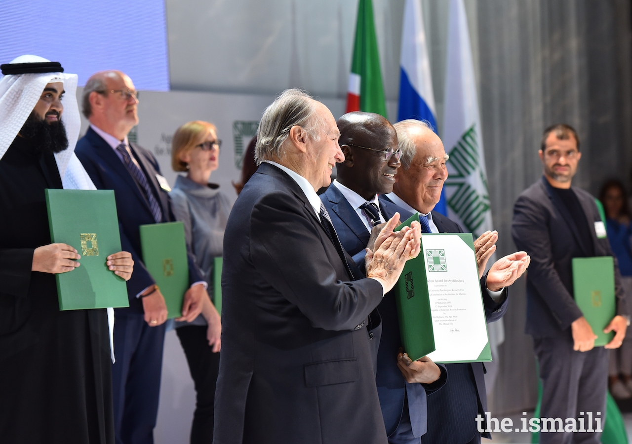 Mawlana Hazar Imam and Mintimer Shaimiev, State Councellor of Tatarstan, applaud the winners of the 14th cycle of the Aga Khan Award for Architecture.