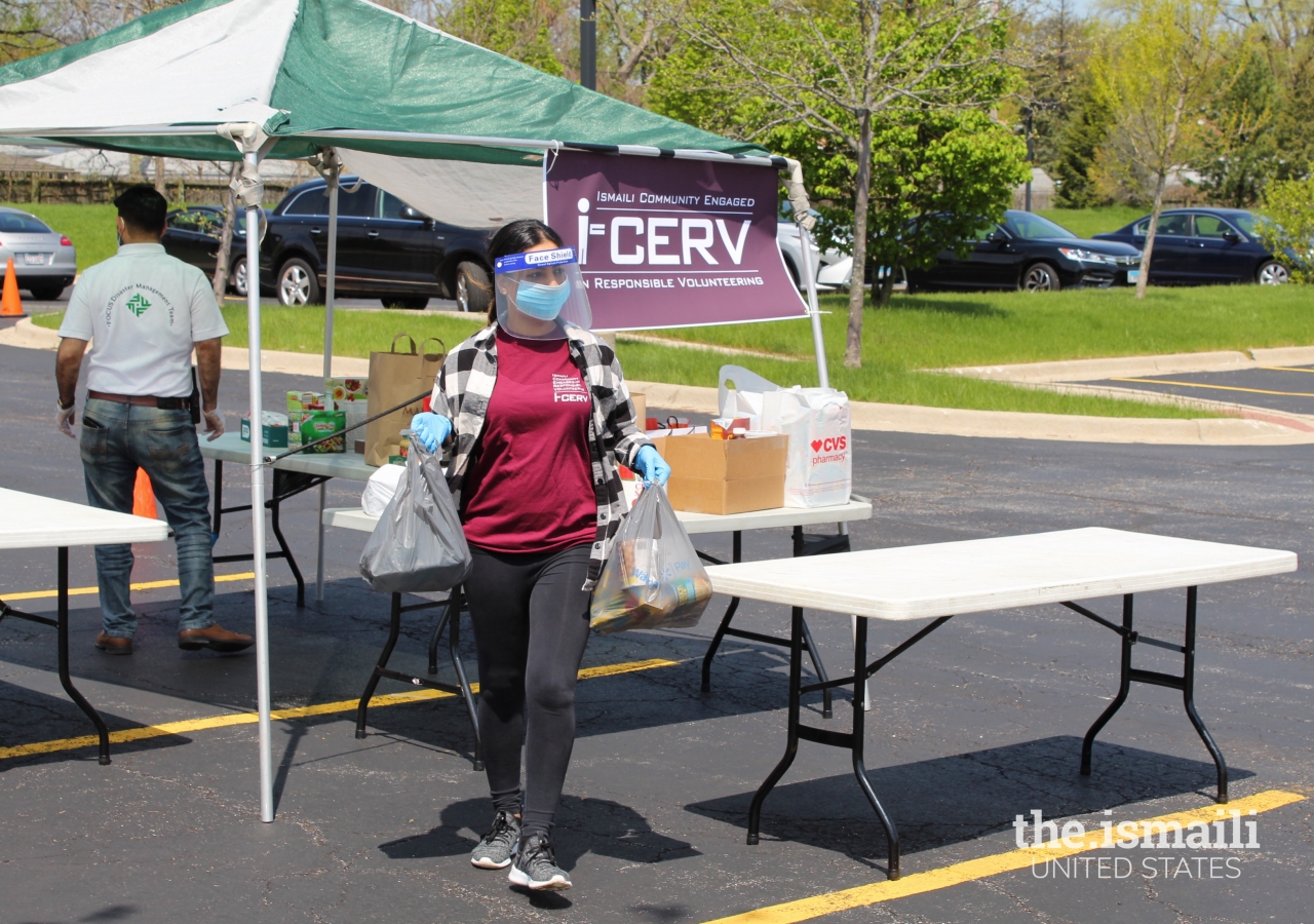 I-CERV volunteer loading food supplies into a vehicle.