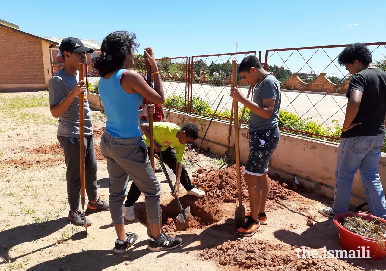 Secondary Bait-ul iIm students and youth of the Magnificat Centre learned how to plant trees in a sustainable way.