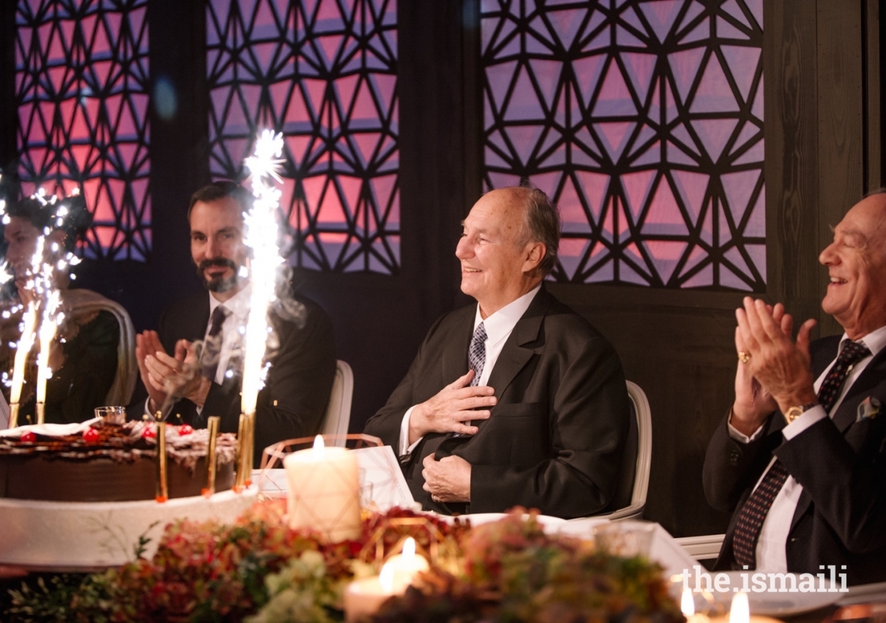 Mawlana Hazar Imam recevant un gâteau au nom du Jamat mondial à l'occasion de son 80e anniversaire.