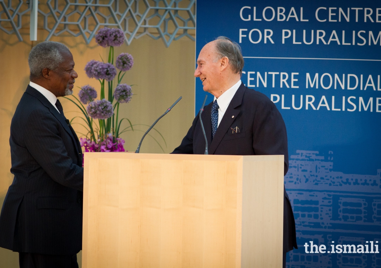 Mawlana Hazar Imam welcomes Kofi Annan to the stage to deliver the Global Centre for Pluralism’s Annual Lecture for 2013. In his introductory remarks, Hazar Imam described Mr Annan: “Kofi Annan has truly been an inspiration – demonstrating the power of patience and persistence – of a willingness always to listen – and a refusal to give up hope.”