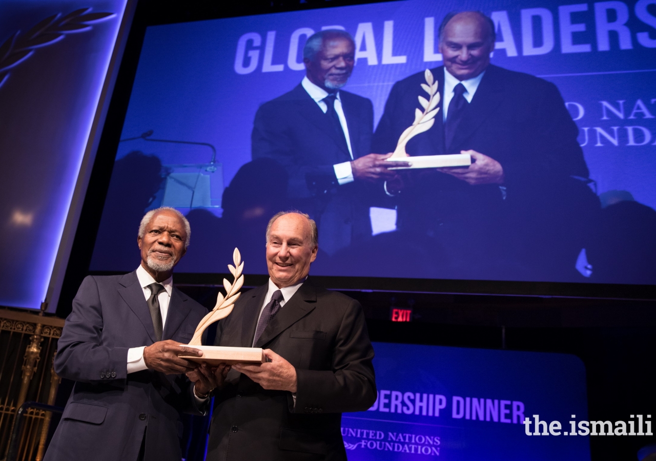 The late Kofi Annan presented the Champion for Global Change Award to Mawlana Hazar Imam in New York in October 2017 at an event hosted by the United Nations Foundation.