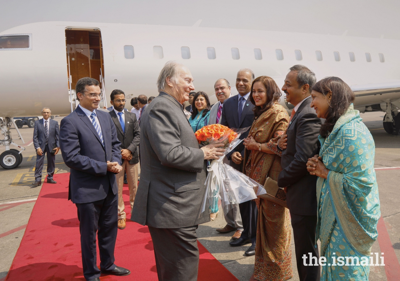 Mukhi Saheb and Mukhiani Saheba of Darkhana Jamatkhana Asif and Shahina Merchant, along with Kamadia Saheb and Kamadiani Saheba Nadirshah and Shelina Govani welcome Mawlana Hazar Imam to Mumbai.