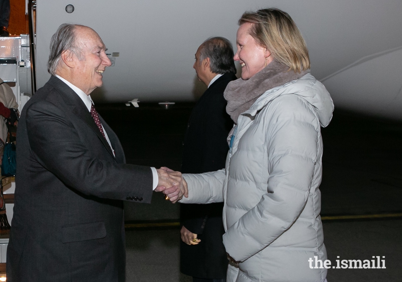 Mawlana Hazar Imam is welcomed to Ottawa by Secretary General Meredith Preston McGhie of the Global Centre for Pluralism.