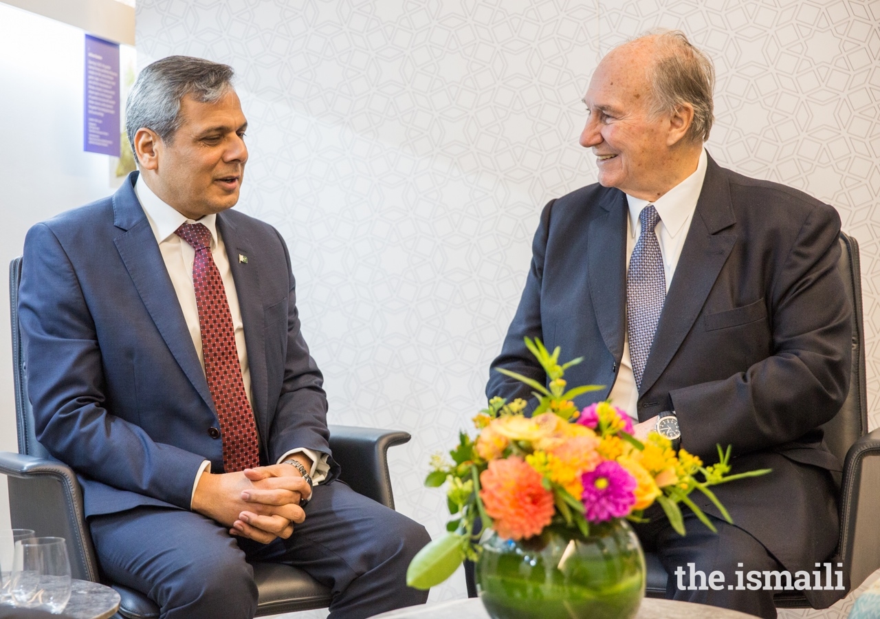 Mawlana Hazar Imam in conversation with the High Commissioner of Pakistan to the UK, His Excellency Mohammad Nafees Zakaria, at the Aga Khan Centre in London.